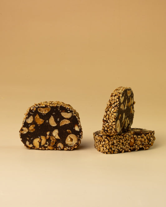 Bouchées de dattes Medjoul, chocolat noir et cacahuètes – لقيمات تمر المجهول بالشوكولاتة والفول السوداني