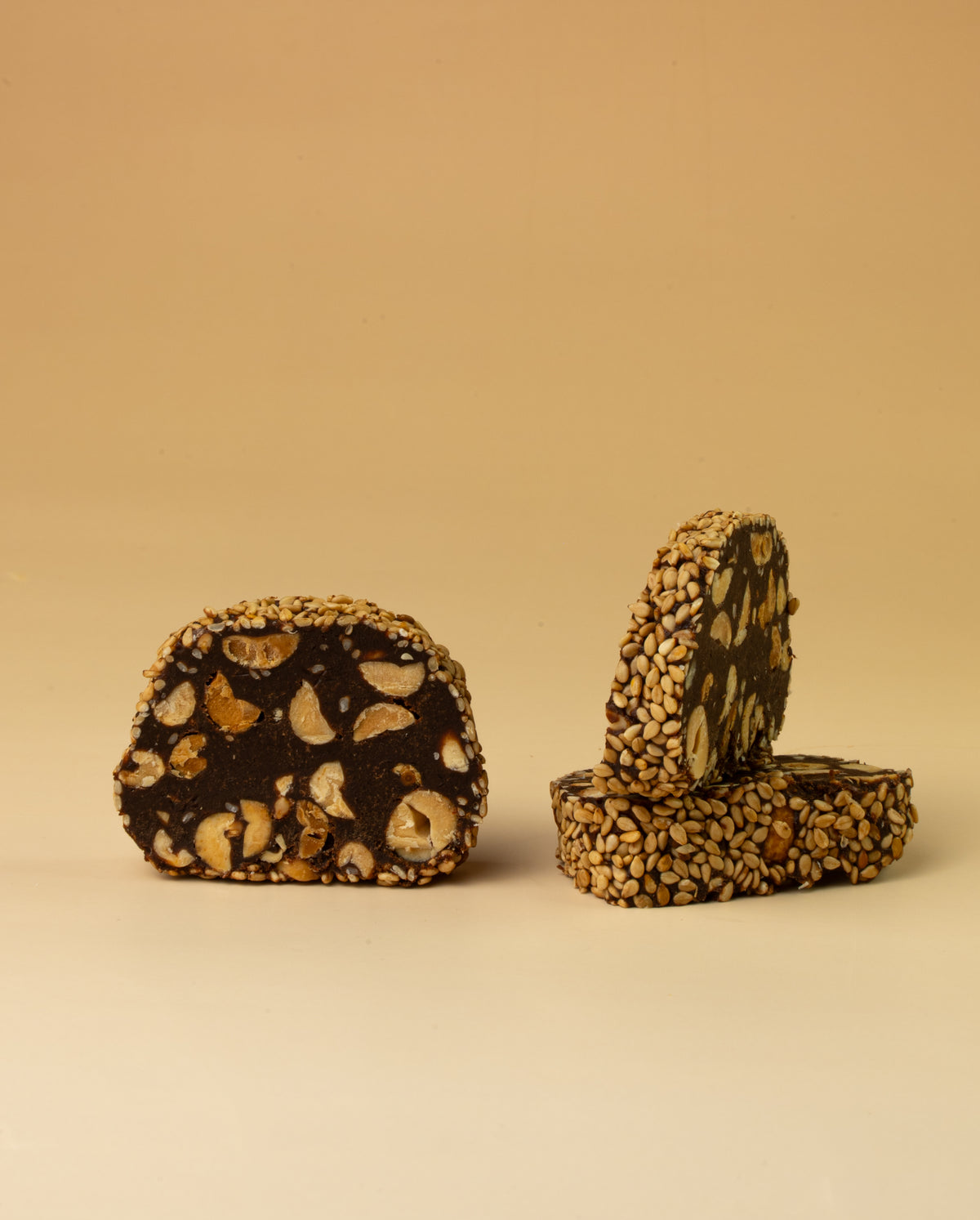 Bouchées de dattes Medjoul, chocolat noir et cacahuètes – لقيمات تمر المجهول بالشوكولاتة والفول السوداني