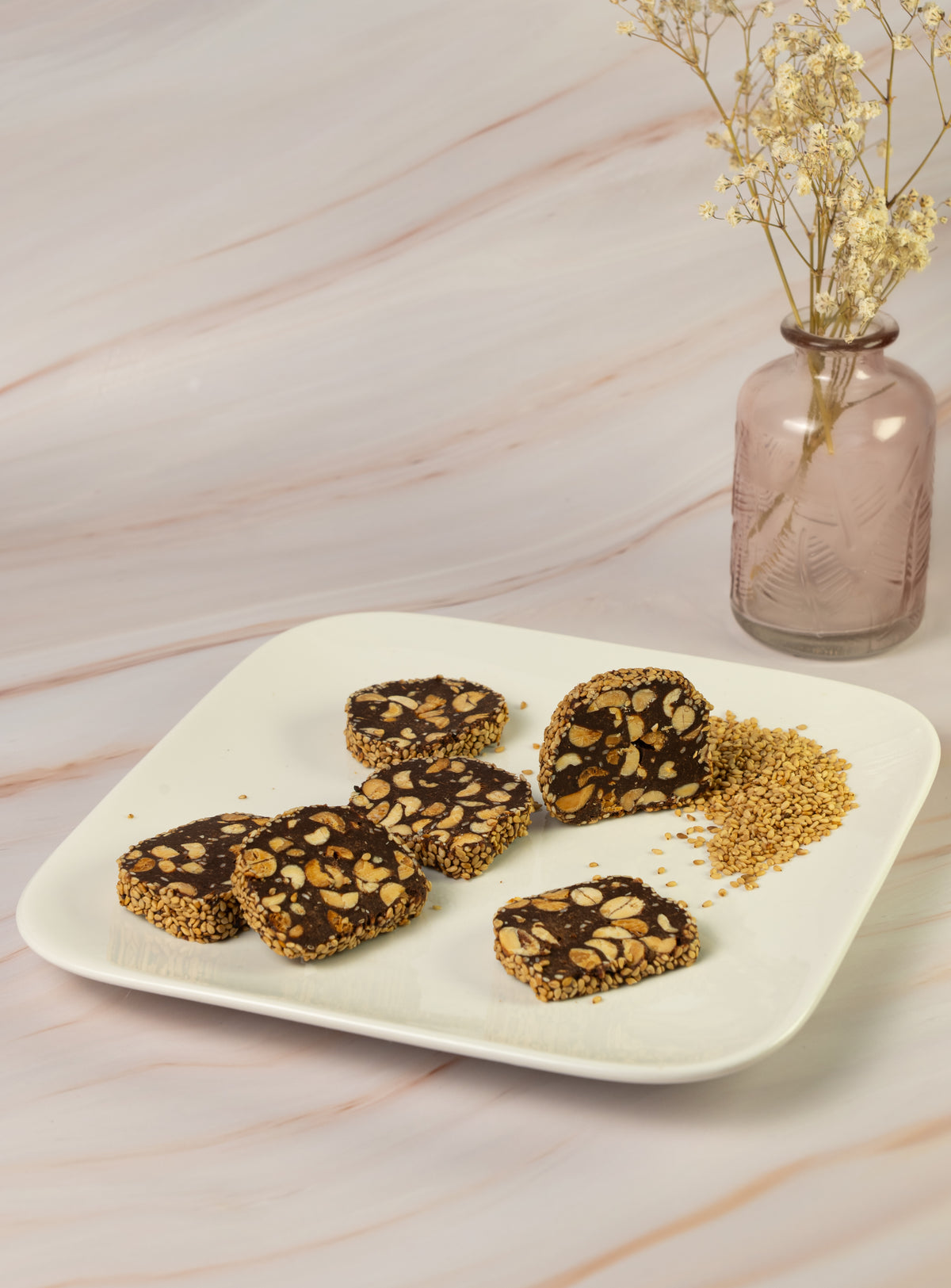 Bouchées de dattes Medjoul, chocolat noir et cacahuètes – لقيمات تمر المجهول بالشوكولاتة والفول السوداني